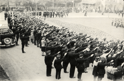 97902 Afbeelding van leden van de W.A. (Weerafdeling) en Nationale Jeugdstorm die de Hitlergroet brengen voor de ...